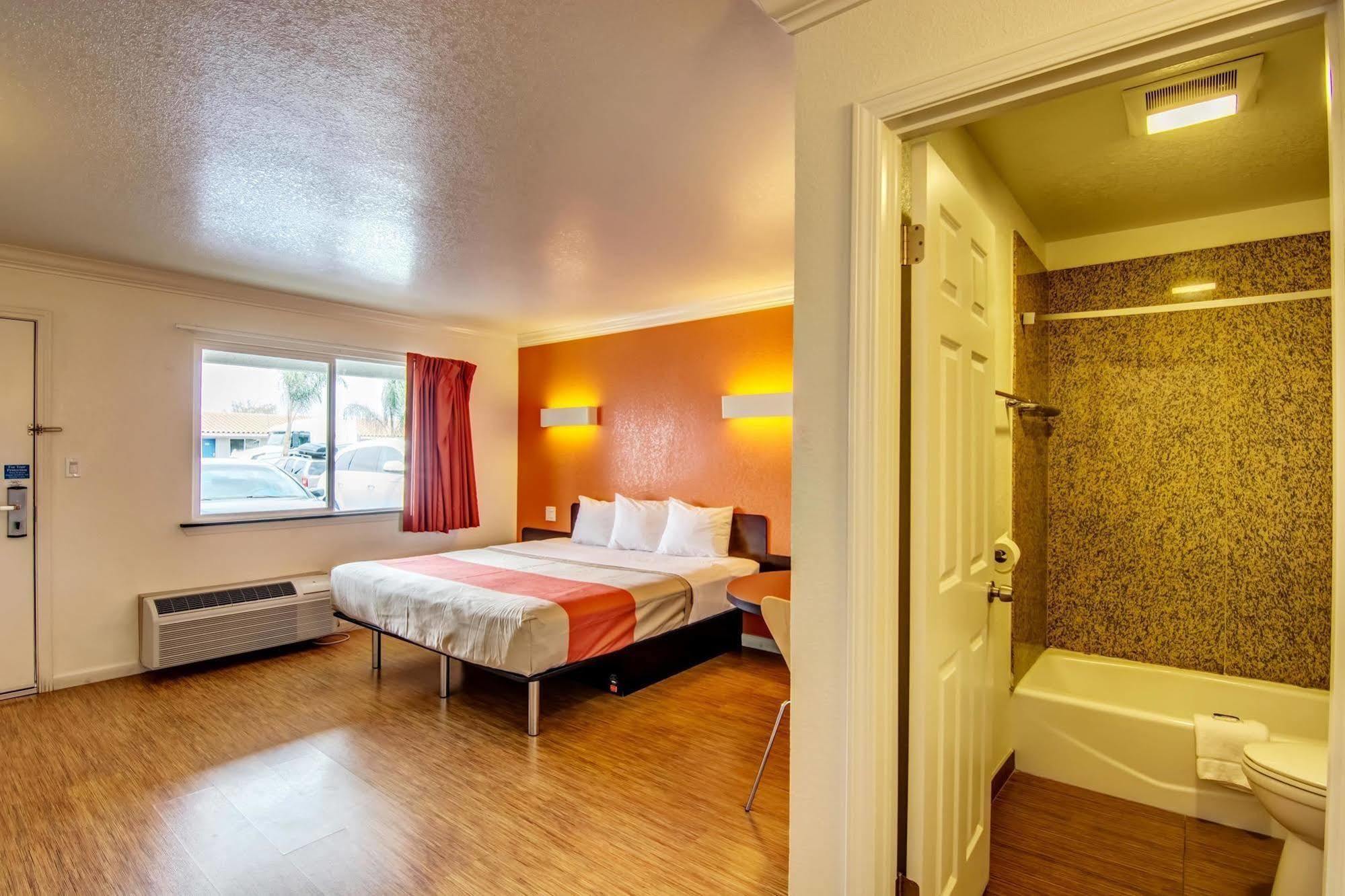Motel 6 Manteca Eksteriør billede