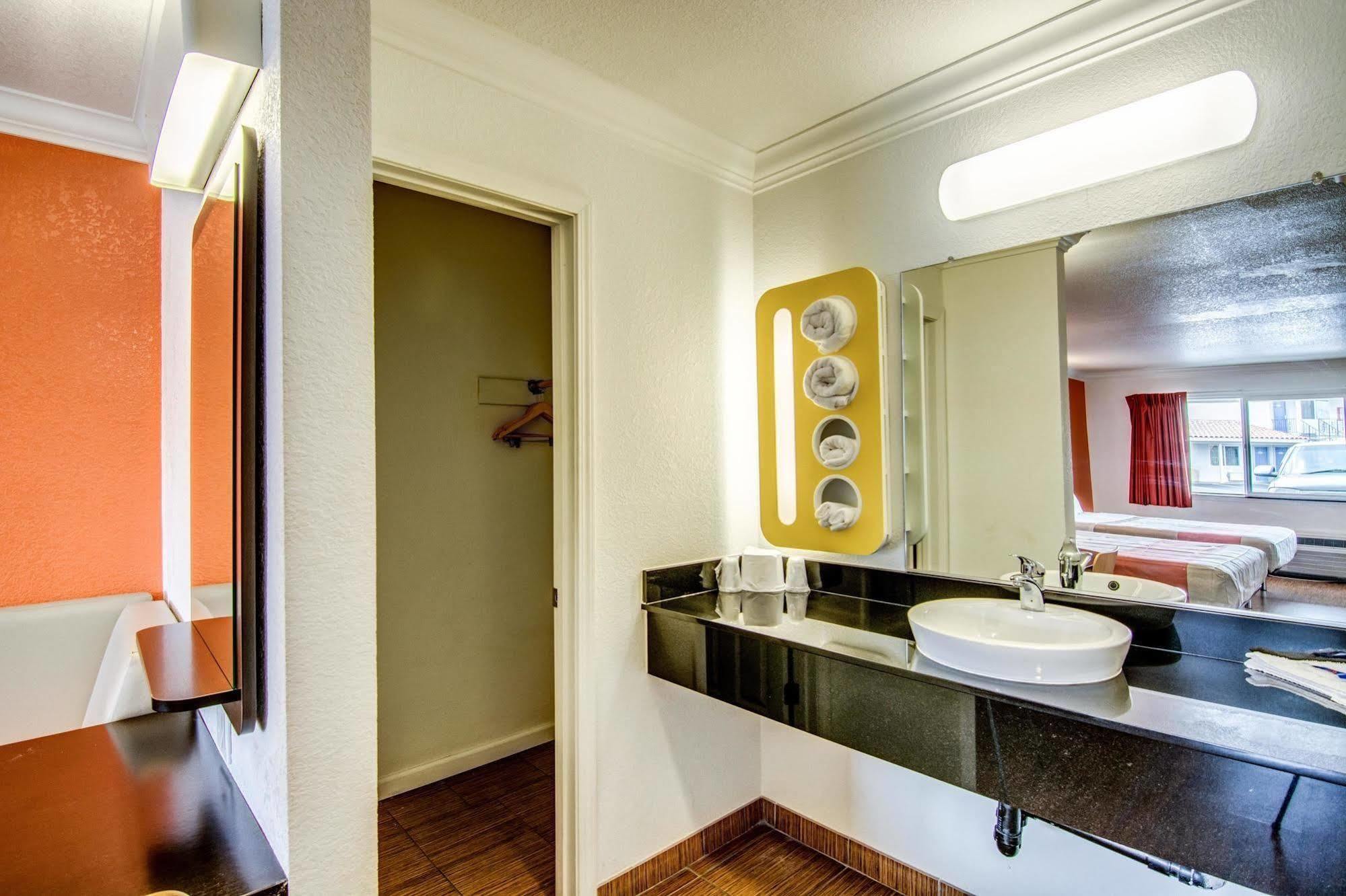 Motel 6 Manteca Eksteriør billede